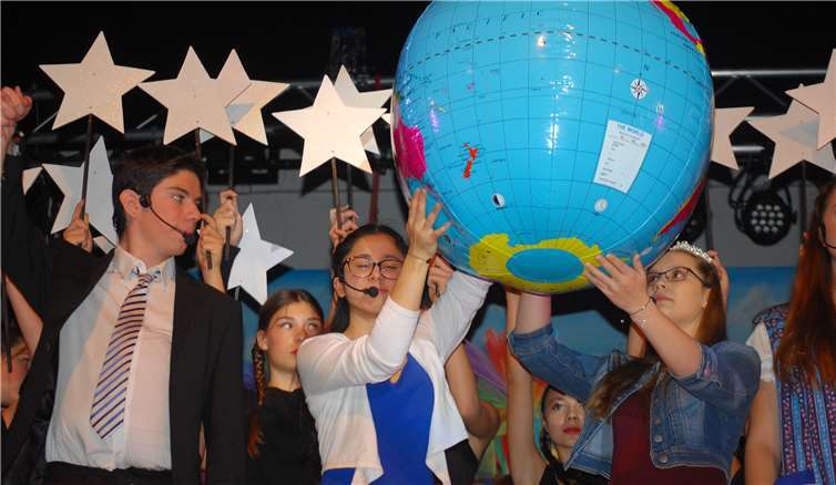 Der blaue Planet im Mittelpunkt. Im Liedtext hieß es vielsagend: „Liegst so friedlich da, traumhaft wunderbar, ist das auch euch Menschen klar?“