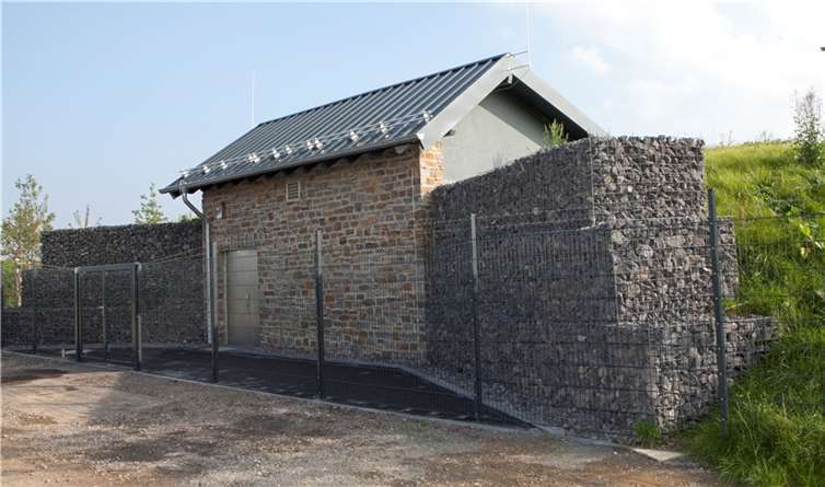 Der brandneue Hochbehälter Birresdorf ist einer von mehreren Hochbehältern in der Gemeinde Grafschaft und der Stadt Bad Neuenahr-Ahrweiler, die in den vergangenen Tagen mit Kolibakterien verunreinigt waren. Mittlerweile sind hier die Messwerte angeblich wieder normal. -JOST-