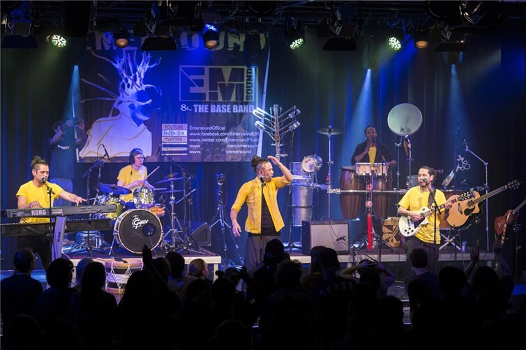 Der brasilianische Musiker Emerson Araújo, ein leidenschaftlicher Vertreter seiner Kunst, fand seinen musikalischen Ursprung in einer der renommiertesten Samba-Schulen von São Paulo. Mit seiner Band „EMERSOUND“ plant er, beim creole_sommer Festival das Publikum mit einer faszinierenden Mischung aus lateinamerikanischen Klängen in seinen Bann zu ziehen.