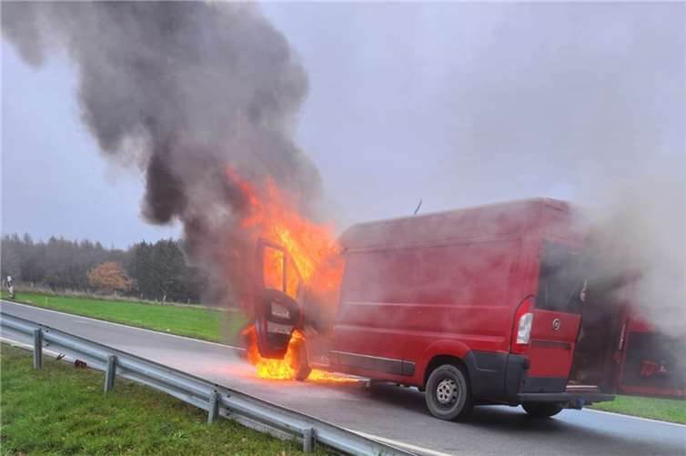 Der brennende Transporter. Foto: privat