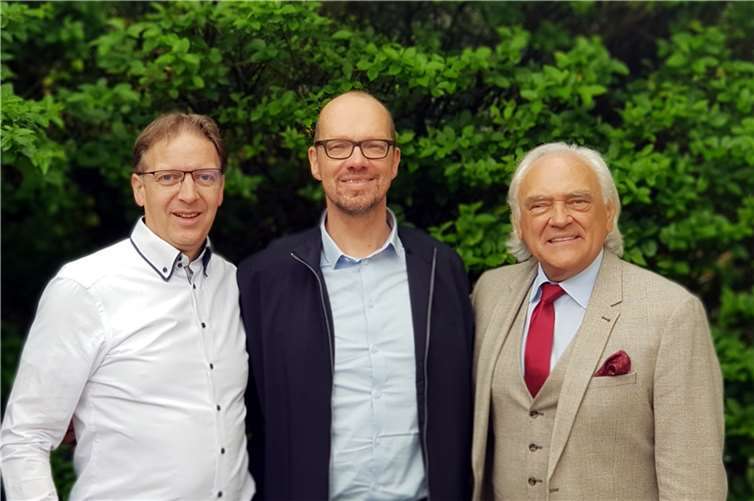 Der bundesweit bekannte Bütten-Redner Jörg Runge (alias „Dä Tuppes vom Land“) gemeinsam mit RKK-Präsident Hans Mayer (rechts) und RKK-Vorstandsmitglied Horst Hohn (links). Foto: Rheinische Karnevals-Korporationen e.V.