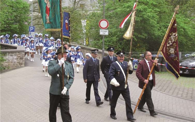 Der bunte Festumzug der Ortsvereine von der Kirche zum Festplatz.