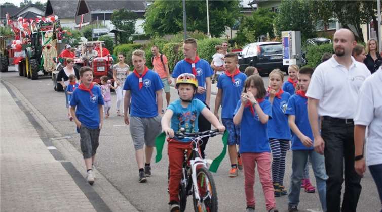Der bunte Festumzug schlängelte sich am Samstag durch den Ort. privat