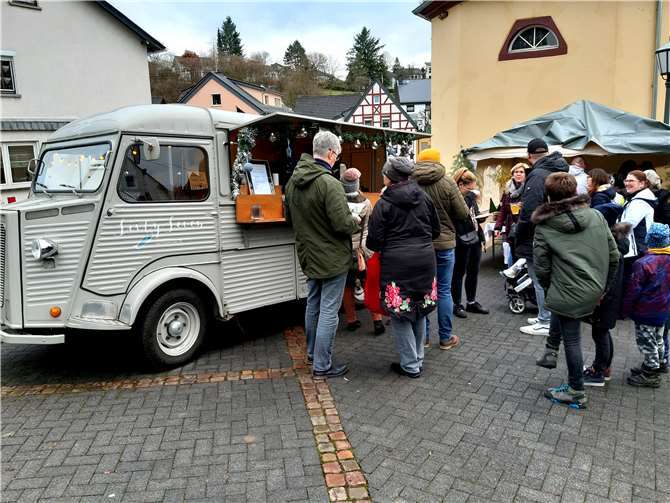 Der charmante SixtySeven-Bus lockte mit dem Duft frischer Waffeln.