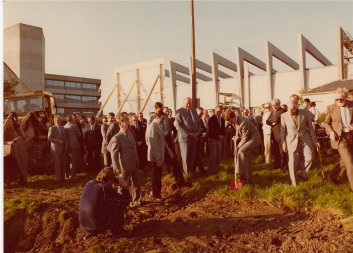 Der damalige Landrat Dr. Norbert Heinen machte am 1. Oktober 1980 den ersten Spatenstich beim Bau des Keramikmuseums in der Lindenstraße.