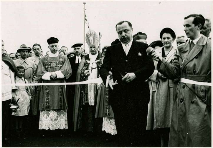 Der damalige rheinland-pfälzische Ministerpräsident Peter Altmeier (vorne, zweiter von rechts) ließ es sich am 18. Juli 1953 nicht nehmen, bei der Einweihung der Pfaffendorfer Brücke höchstselbst das Band durchzuschneisden. Links neben ihm ist der damalige Trierer Bischof Matthias Wehr zu sehen.  Foto: Hans-Walter Rech