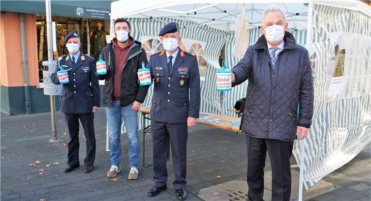 Der damals noch amtierende Bürgermeister Stefan Raetz und Brigadegenreal Ralf Hoffmann sammlten mit Unterstützung für den VDK.Foto: EICH