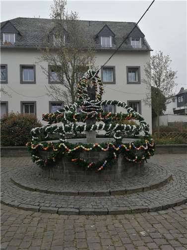 Der dekorierte Brunnen. Foto: privat