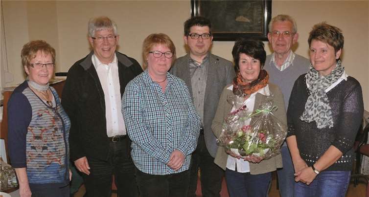 Der derzeitige Vorstand: Irmgard Berzen, Georg Josten, Barbara Ley, Chorleiter Markus Prange, Angelika Broll (16 Jahre Kassiererin), Karlheinz Zimmermann, Bernadette Rausch. Es fehlt: Bernd Schlesiger und Pastor Lothar Anhalt. privat