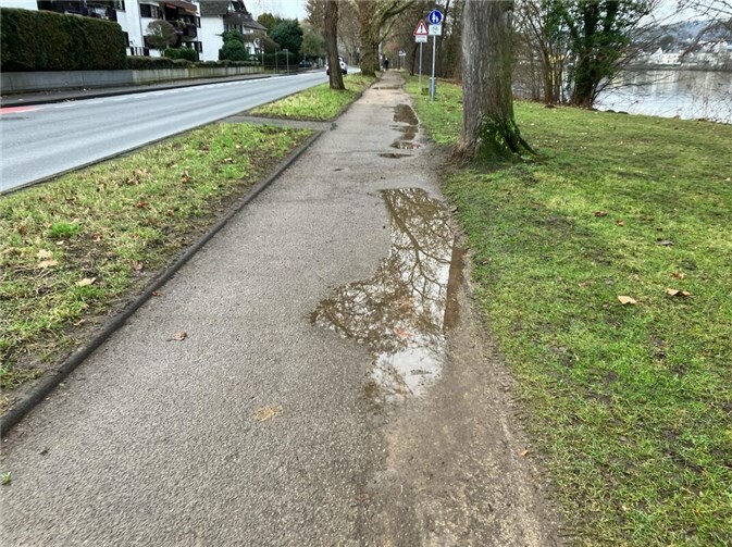 Der derzeitige gemeinsam genutzte Fuß- und Radweg am Moselufer weist Schäden auf, die im Zuge des Ausbaus beseitigt werden.