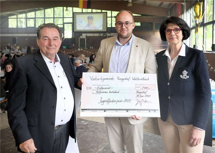 Der designierte Bürgermeister der VG Waldbreitbach/Rengsdorf, Pierre Fischer, überreichte dem RVK einen symbolischen Scheck über 1.000 EUR. Helmut Ewenz und Jutta Spies freuten sich über die Auszeichnung zum Jugendförderpreis 2025.Foto: Jörg Niebergall