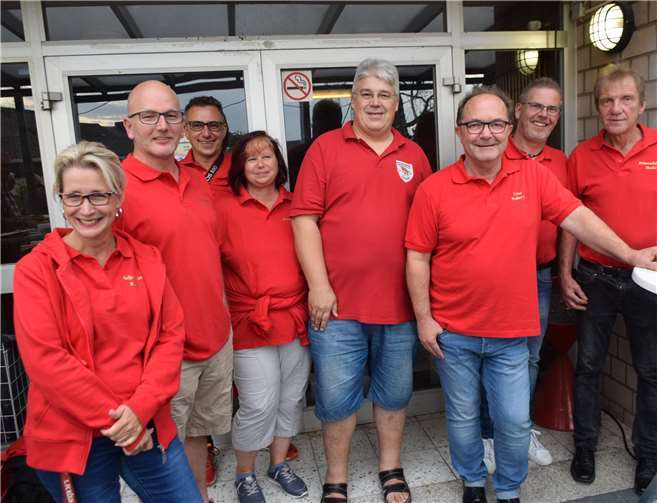 Der designierte Prinz Walter I. (3.v.r.) und PräsidentRalf Nuß (4.v.r.) mit den Adjutanten fiebern der nächsten Session entgegen.