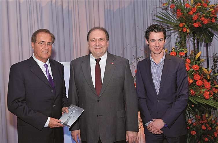 Der deutsche Handwerkspräsident Hans Peter Wollseifer (Mitte) gratulierte Direktor Luca Bonsignore (re.) und Lehrer Hermann-Joseph Löhr (li.). privat