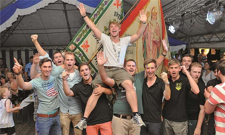 Der diesjährige Hahnekönig, Leo Kraus, wurde von seinen Vereinsmitgliedern des JGV‘s hochleben lassen. -FIX-