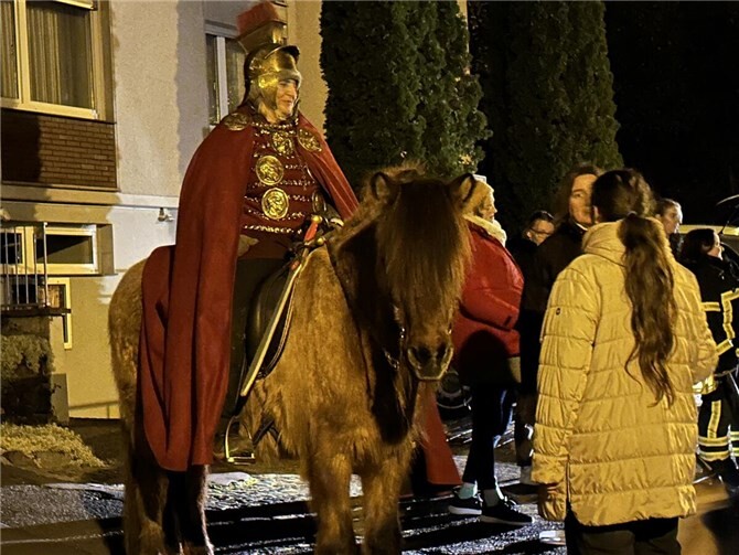 Der diesjährige Zug wurde von einer Reiterin mit ihrem Pferd angeführt.