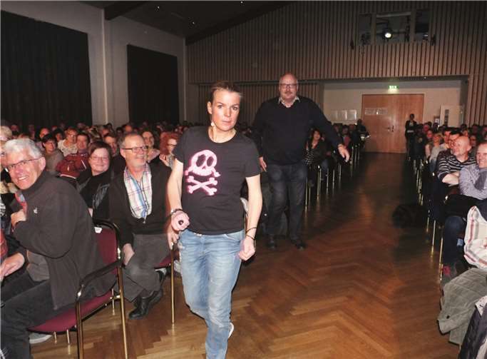 Der direkte Kontakt mit ihrem Publikum ist für Mirja Boes offensichtlich eine Herzenssache.