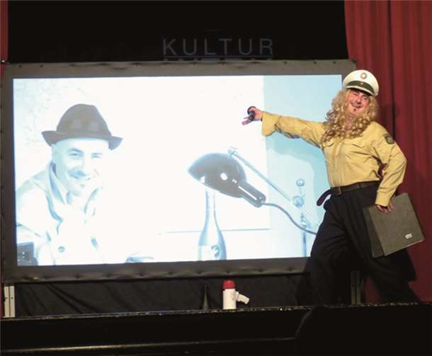 Der doppelte Sascha Gutzeit - als Kommissar und Assistentin sorgte der Schauspieler, Songwriter und Kabarettist für ein kurzweiliges Krimi-Erlebnis. WM
