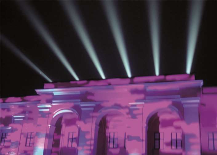 Der dreiachsige Arkadenvorbau der Hohen Ostfront dient als Leinwand für das große 3D-Videomapping.  BSB