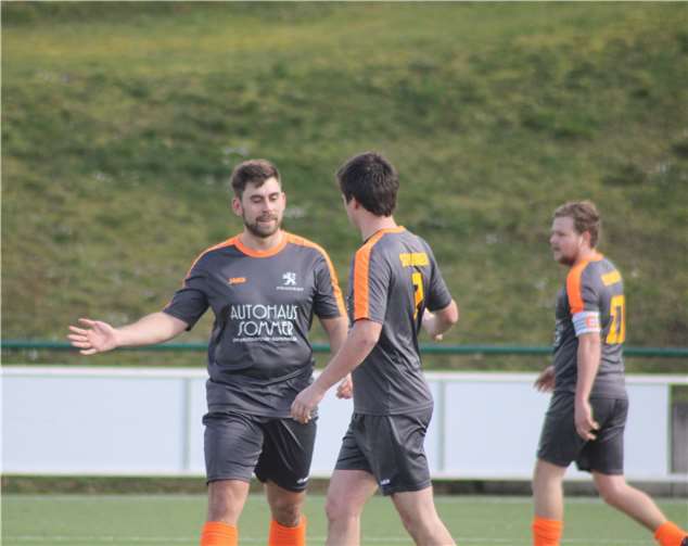 Der dreifache Torschütze Fabian Winkler hatte allen Grund zum Abklatschen mit seinen Mitspielern. Foto: privat