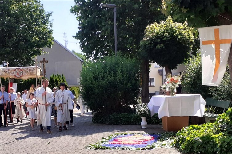 Der dritte sakramentale Segen wird an der Kreuzung am Ende der Jahnstraße in Weiler erteilt. Hier ein Foto aus dem Jahr 2023.