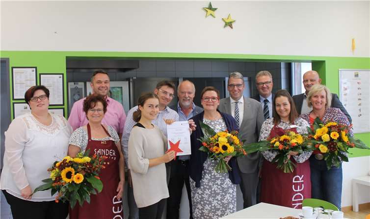 Der dritte und letzte Stern ist erreicht – Es freuten sich (V.l.) Nina Gippert-Stein (Fa. Sander, Gebietsleiterin Schulen), Monika Theis (Fa. Sander, Küchenfee in der Mensa), Martin Vogel (Fa. Sander, Bereichsleiter für Kita-und Schulgastronomie), Stephan Szasz (Schulleiter Freiherr-vom-Stein-Realschule plus), Melina Schützelhofer (Vernetzungsstelle Kita- und Schulverpflegung Rheinland-Pfalz), Hermann Keul (Beigeordneter Ortsgemeinde Nentershausen), Cornelia Nagel-Schlitt (Schulleiterin Pfarrer-Toni-Sode-Grundschule), Andree Stein (Erster Beigeordneter der Verbandsgemeinde Montabaur), Guido Göbel (Fachbereichsleiter Fachbereich Schulen, Kultur, Jugend und Soziales bei der Verbandsgemeindeverwaltung Montabaur), Sabine Cicatelli (Fa. Sander, Küchenfee in der Mensa), Oliver Stammler (Fa. Sander, nationaler Key Account Manager - Prokurist) und Regina Stahlhofen (Fachbereich Schulen, Kultur, Jugend und Soziales bei der Verbandsgemeindeverwaltung Montabaur).privat