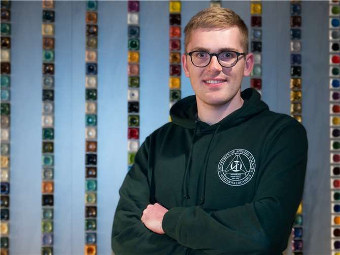 Der duale Student Marco Hildebrand im nternehmen. Foto: Reimbold & Strick