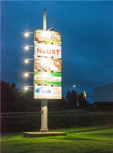 Der durch 15 Lampen mit halogenartigem Licht gleißend hell angestrahlte Werbeturm von Mogendorf. Foto: Immo Vollmer