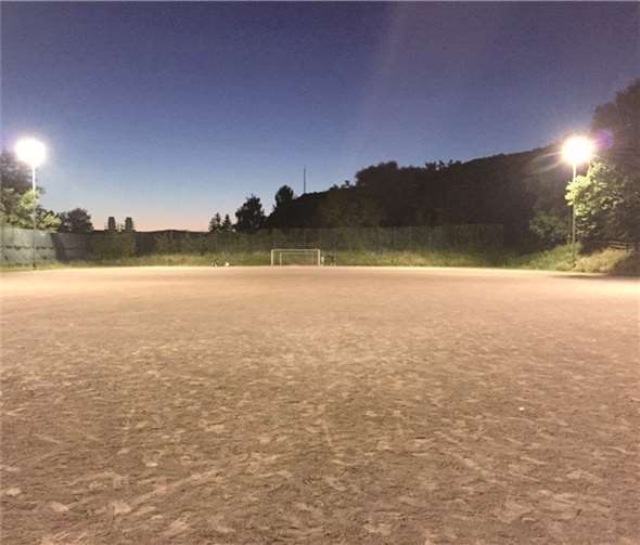 Der durch Flutlicht gleichmäßig beleuchtete Sportplatz in Erpel.privat