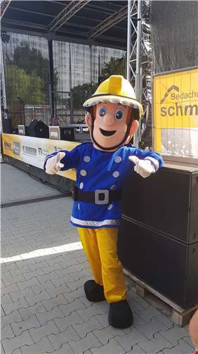 Der durch das TV bekannte „Feuerwehrmann Sam“ war der diesjährige Ehrengast des Lampionfestes. Vor allem junge Familien nutzten die Gelegenheit zum gemeinsamen Foto mit dem Nachwuchs.
