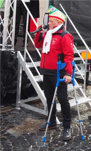 Der durch eine OP eingeschränkte Alte Große Präsident und Ehemann von Prinzessin „Nicole“, Uli Walsdorf.