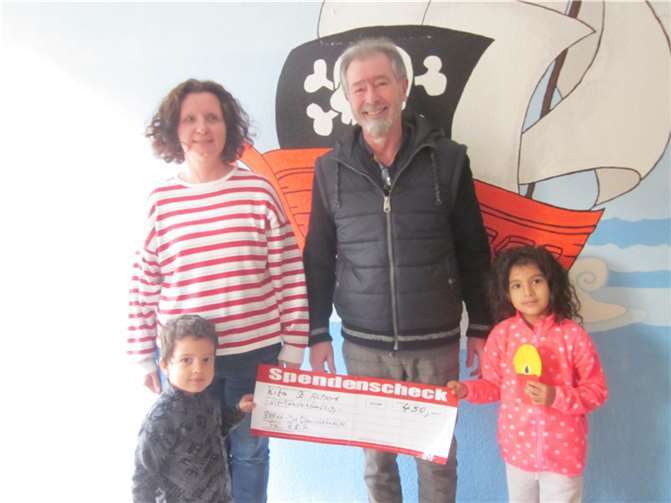 Der ehemalige Betreiber des Lokals „BraXx-Die Blaulicht-Kneipe“, Jürgen Braatz, konnte der Kita St. Albert eine Spende in Höhe von 450 Euro überreichen. Foto: privat