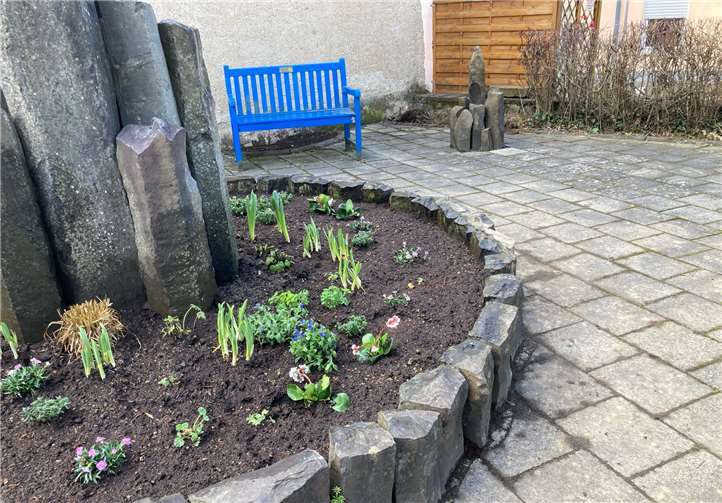 Der ehemalige Brunnen auf dem Platz gegenüber dem Dorfmuseum wurde durch die Ortsgemeinde neu bepflanzt.Quelle: Ortsgemeinde Dattenberg