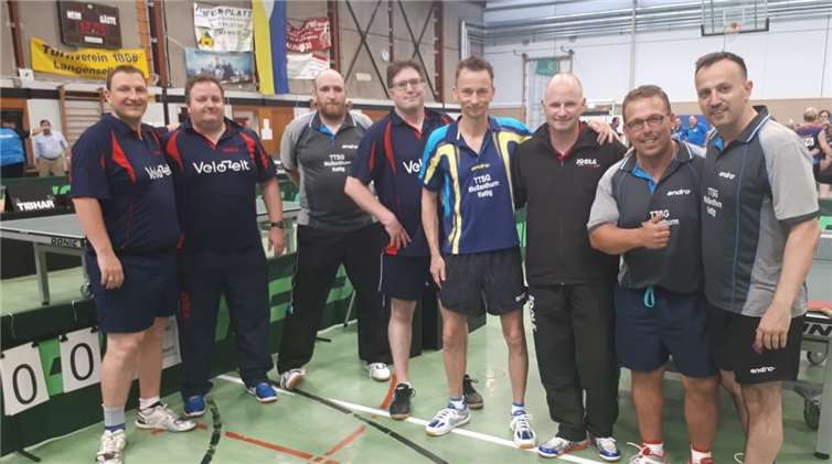 Der ehemalige Bundestrainer Richard Prause (3.v.r.) im Kreis der TTSG Spieler und seiner eigenen Mannschaft. privat