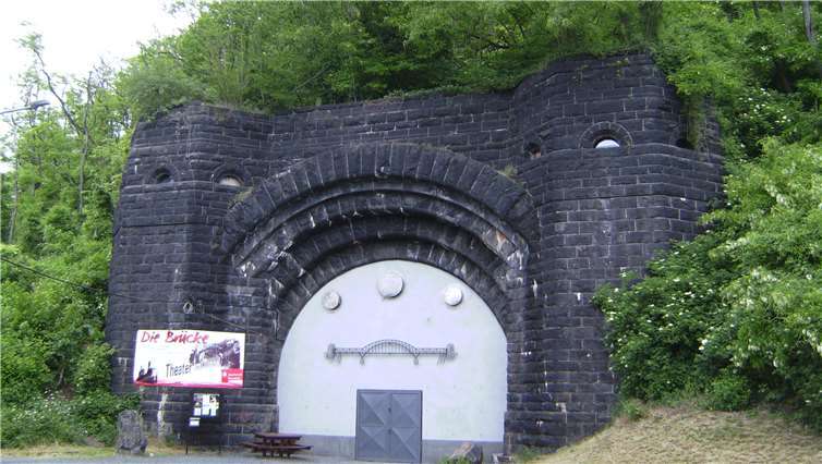 Der ehemalige Eisenbahntunnel unter der Erpeler Ley - am Ende des 2. Weltkrieges mitten im Kriegsgeschehen - ist heute eine Kulturstätte mit ganz besonderem Flair.  ad Erpelle