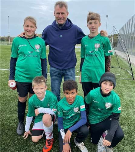 Der ehemalige Fußball-Bundesligaprofi Ingo Anderbrügge (Mitte) und die fünf Jugendlichen der JSG Ahrtal. Die Arbeitsgemeinschaft von TuS Borkum e.V. und der Fußballfabrik nach Ingo Anderbrügge mit ihrem Partner Uli Turowski hatten Jugendliche aus dem Ahrtal zur Teilnahme an einem einwöchigen Fußball-Basiscamp auf Borkum eingeladen. Foto: Katrin Anderbrügge