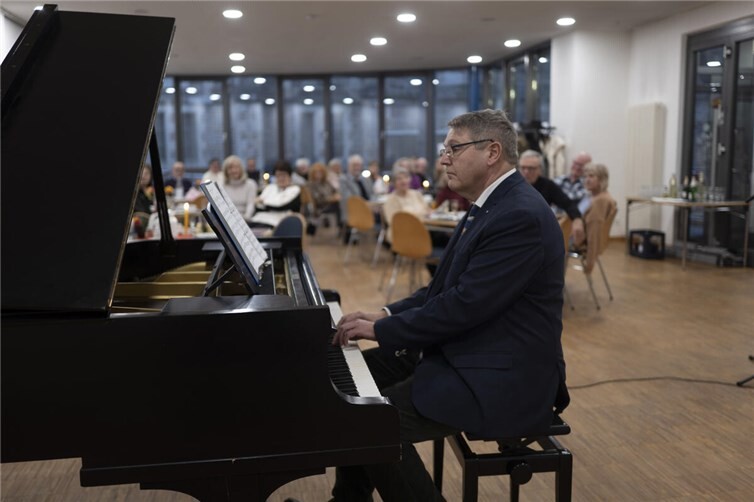 Der ehemalige Kantor Thomas Schmidt bot interessante Variationen des Stückes „Happy Birthday“.