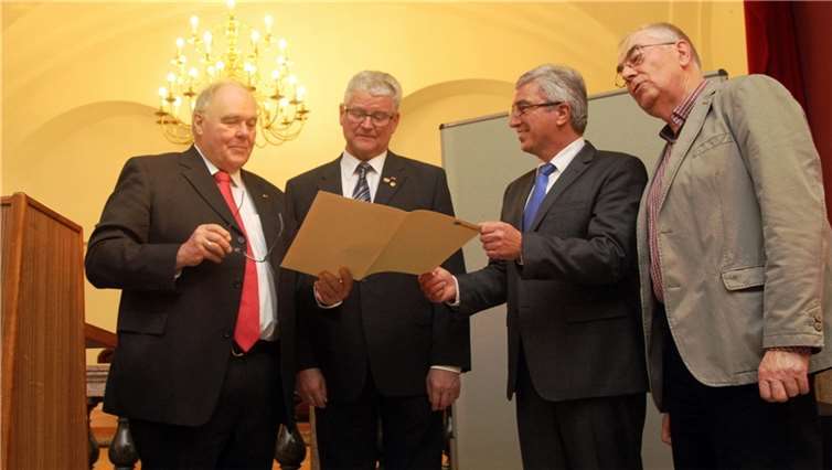 Der ehemalige Kreishandwerksmeister Günther Schütz (2.v.l.) ist der 50. Zustifter der Bürgerstiftung Bad Ems. Es gratulieren der Vorsitzende Ottmar Canz (l.); Innenminister Roger Lewentz (2.v.r.) und Wilhelm Augst, Vorsitzender des Stiftungsrats. Willi Willig