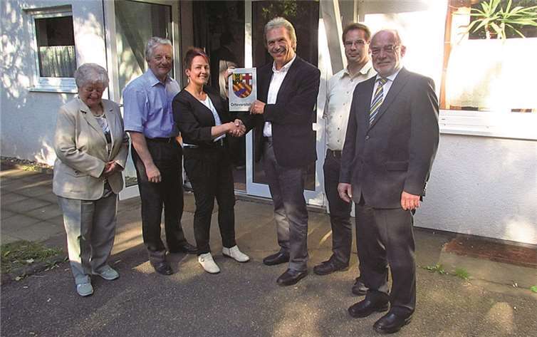 Der ehemalige Ortsvorsteher Dietrich G. Rühle übergibt der neuen Ortsvorsteherin Liane Herbst das amtliche Ortsvorsteherschild. (V.l.) vor dem Bürgerhaus Altwied: Lia Herbst (Orstbeirätin, FWG), Wolfgang Herbst (stv. Ortsvorsteher, FWG), Liane Herbst (Ortsvorsteherin, FWG), Dietrich G. Rühle (ehem. Ortsvorsteher, FDP), Leander Prieß (Ortsbeirat, unabhängig), Oberbürgermeister Nikolaus Roth (SPD).  Privat