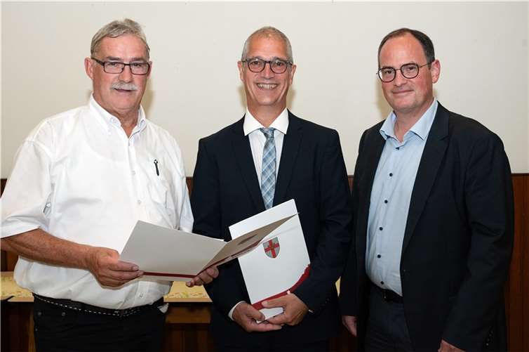 Der ehemalige Ortsvorsteher Herbert Dott (links) und Neuer OV Andreas Münzel (Mitte) mit Kulturdezernent Ingo Schneider