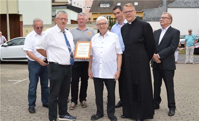 Der ehemalige Pastor von Oberwinter, Herbert Lonquich, wurde zum Ehrenpräses der Junggesellen ernannt.AB