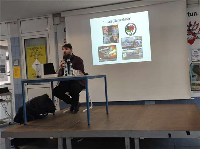 Der ehemalige Rechtsextreme Christian Weißgerber bei der Informationsveranstaltung des Martinus-Gymnasium Linz.  Foto: Florian Augst