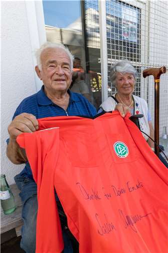 Der ehemalige Schiedsrichter Walter Risch, hier neben seiner Gattin Cäcilie Risch, zeigt das Trikot, das er in der Woche zuvor für seinen jahrzehntelangen Einsatz von Sascha Stegemann erhalten hatte.