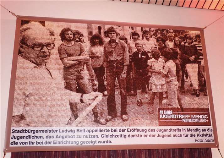Jubiläumsausstellung in der Laacher See-Halle Der ehemalige Stadtbürgermeister Ludwig Bell bei der Eröffnung des ersten Mendiger Jugendtreffs am 12. August 1981.