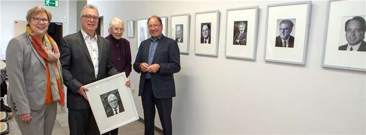 Der ehemalige Swisttaler Bürgermeister Eckhard Maack (Zweiter von links) durfte sein Porträt in die Fotogalerie der bisherigen Gemeindechefs im Ludendorfer Rathaus aufhängen. Mit dabei waren (von links) Bürgermeisterin Petra Kalkbrenner, Mechthild Gunst und Wilfried Hein.JOST