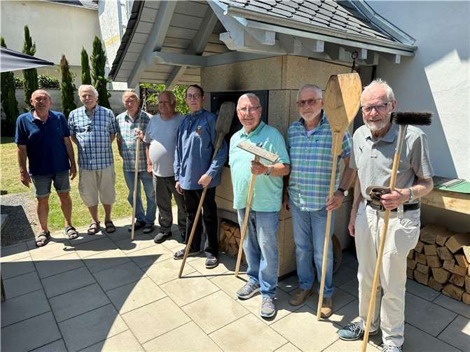 Der ehemalige Thürer Ortsbürgermeister Rainer Hilger (li.) bedankte sich bei den Mitgliedern der Seniorenwerkstatt für die tatkräftige Unterstützung.  Foto: VG-Verwaltung Mendig/Pauly