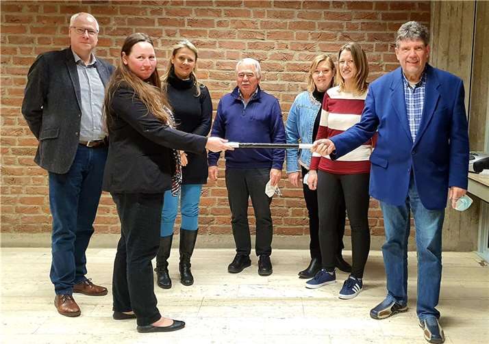 Der ehemalige Vorsitzende Klaus Herbel übergibt „Staffelstab“ an die neue Vorsitzende Yvonne Kaiser. Foto: privat