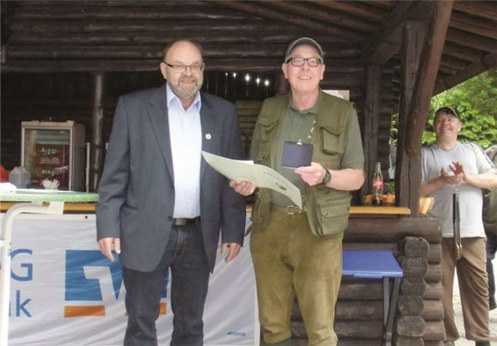 Der ehemalige erste Vorsitzende Max Schmitz bekam für seine langjährige Tätigkeit die Silberne Ehrennadel des Verbandes überreicht. privat