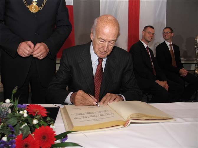 Der ehemalige französische Staatspräsident Valéry Giscard d’Estaing ist im Goldenen Buch seiner Geburtsstadt Koblenz gleich zwei Mal verewigt. Hier ist er bei seinem zweiten Eintrag während der Verleihung der Ehrenbürgerwürde an ihn imOktober 2006 zu sehen. Foto: Stadt Koblenz/Thomas Knaak