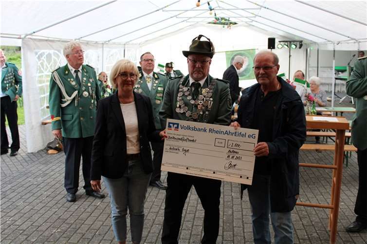 Der ehemaligen Bezirkskönig Andreas Künster mit dem Ehepaar Weiler (Schatzmeister versteckte Engel e.V.). Foto: St. Sebastianus Schützengilde Kattenes 1888 e.V.