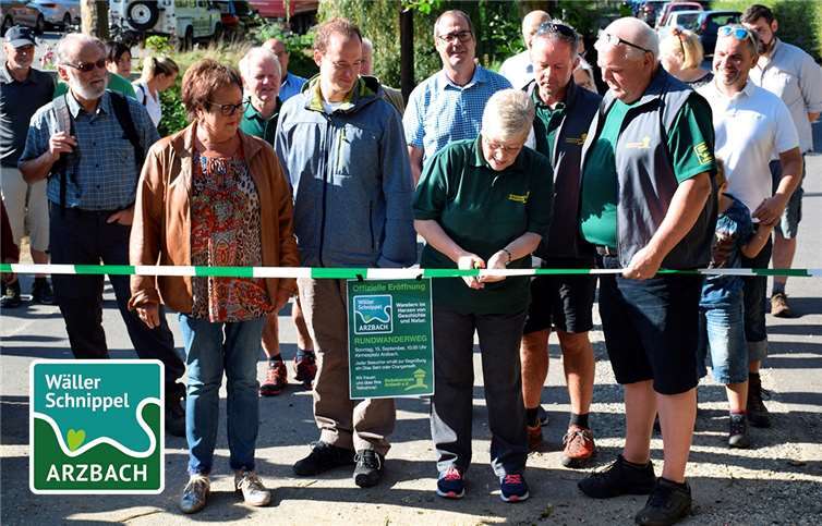 Der ehemaligen Bürgermeisterin Marlene Meyer blieb die eigentliche Eröffnung des „Wäller Schnippels“ vorbehalten.Fotos: Verkehrsverein Arzbach e. V.